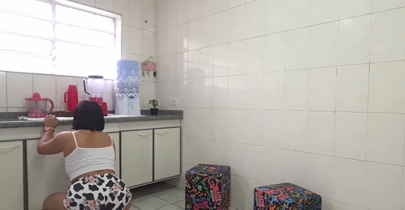 Şortla mutfağı toparlerken yaramaz eşimle yattım
