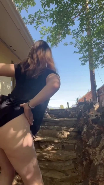 Эмоциональный момент из "Стриптиз горячей милфы"