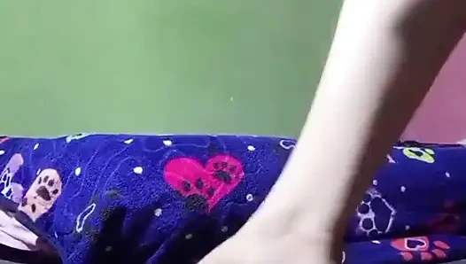 Amcığıma çeşitli pozisyonlarda mastürbasyon yapmaktan gerçekten zevk alıyorum