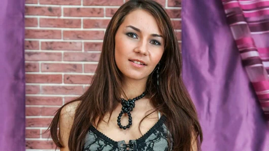 Güzel azgın hatun sürtük erkek arkadaşının harika yarağının tadını çıkarıyor