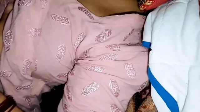 Bakire kız arkadaş göğüslerini kucaklıyor ilk kez sikişiyor