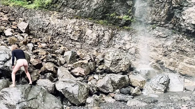 Тинка писает рядом с Warerfall