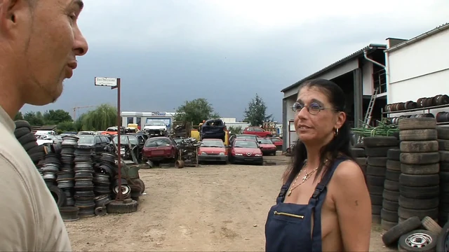 Bu Alman sürtük işteyken lastiklerde iyi bir sikişin tadını çıkarıyor