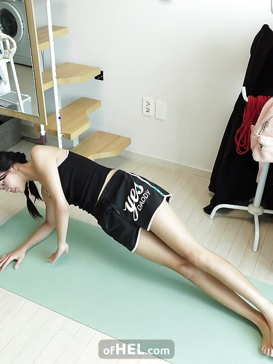 Shibari orgazm yogası - minyon Asyalı kız Avustralyalı bir sapık tarafından bağlanıyor