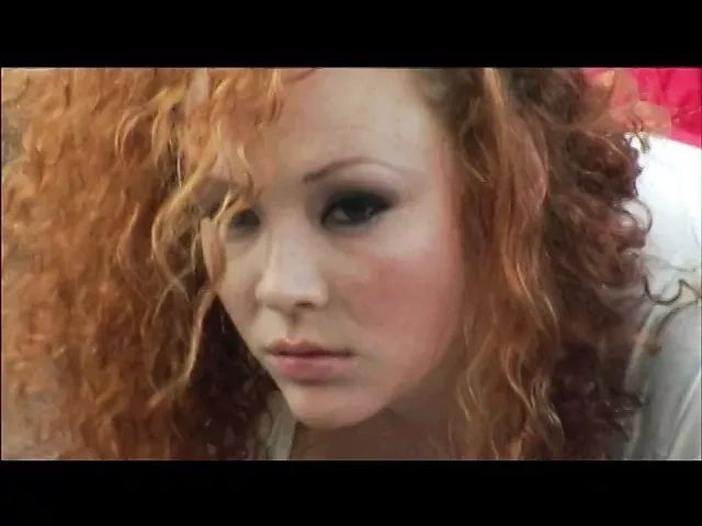 Yuvarlak memeli güzel kızıl saçlı kaltak odadaki seksi iri parçadan iyi sikişiyor