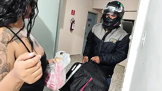 İri güzel kadın moto oğlana sert prezervatif denedirdi