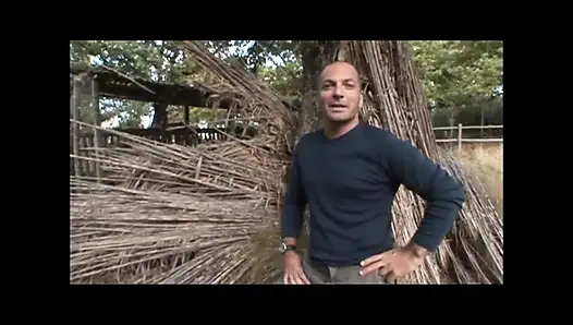 İki güzel klasik lezbiyen kafeste dildoyla amına mastürbasyon yapıyor ve sonra işiyor