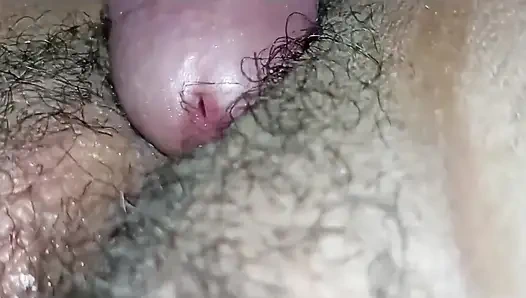 Tombul ve kıllı amcıklı karısının açık bacaklarını sikiyor