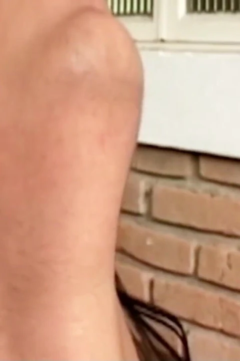 Sıska latin ladyboy monik açık havada komşuları tarafından götten sikiliyor