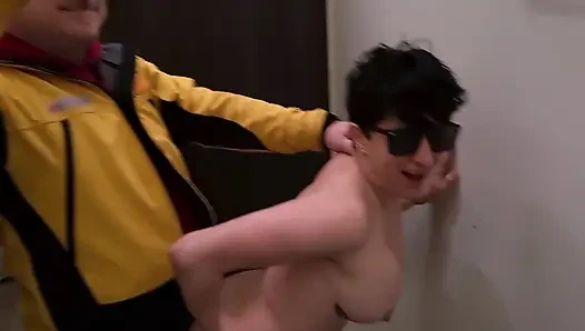 Bir üvey erkek kardeş soyunma odasında üvey kız kardeşiyle anal seks yapıyor. Dada Deville