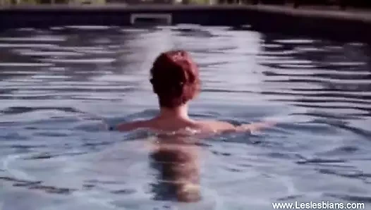 Neşeli lezbiyen aşıklar sallıyor