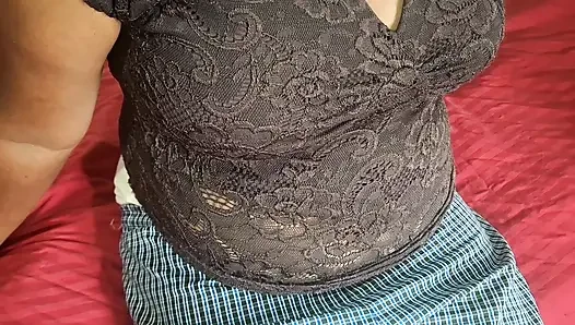 Temizlikçi kadın azgın bayan yatak odasında çok seksi