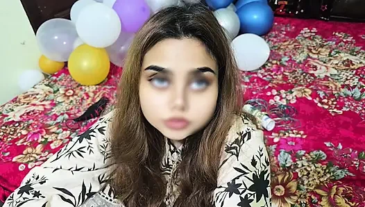 Pakistanlı güzel viral kız erkek arkadaşıyla eğleniyor