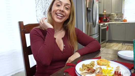 İri göğüslü evli kadının büyük yaraklı Şükran Günü sürprizi doldurma - touchmywife