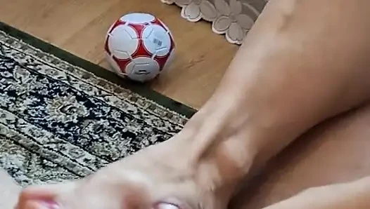 Polonyalı orta yaşlı seksi kadın ayakla muamele