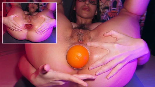 Turuncu ve vibratörle anal zevkler (delik genişletme, kıllı amcık, büyük oyuncak, sert, yakın çekim, genç kız)