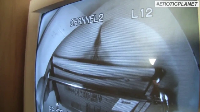 Seksi esmer ağzına boşalmayı seviyor