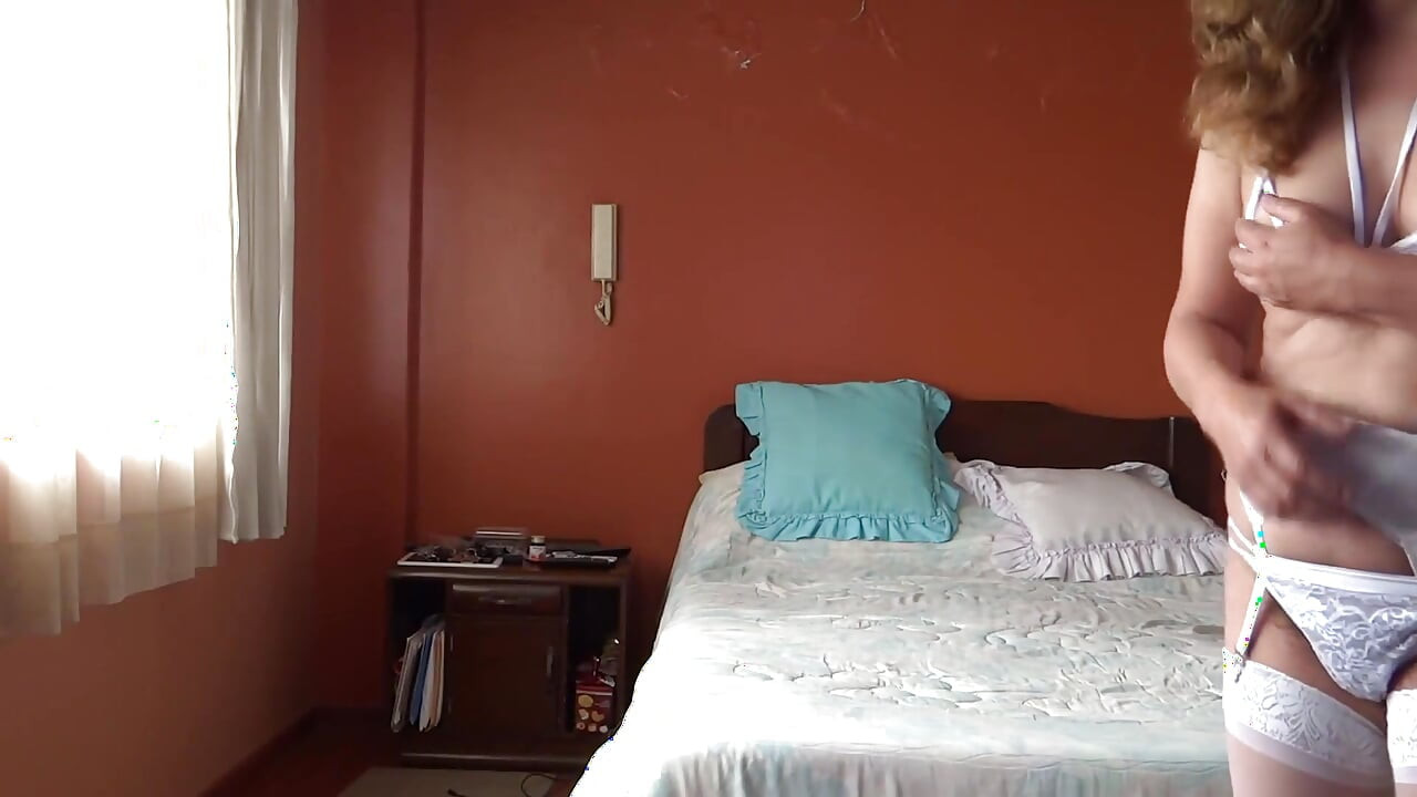 Karım televizyonda porno izlerken mastürbasyon yapıyor, sikişmesi gerekiyor, yarak istiyor