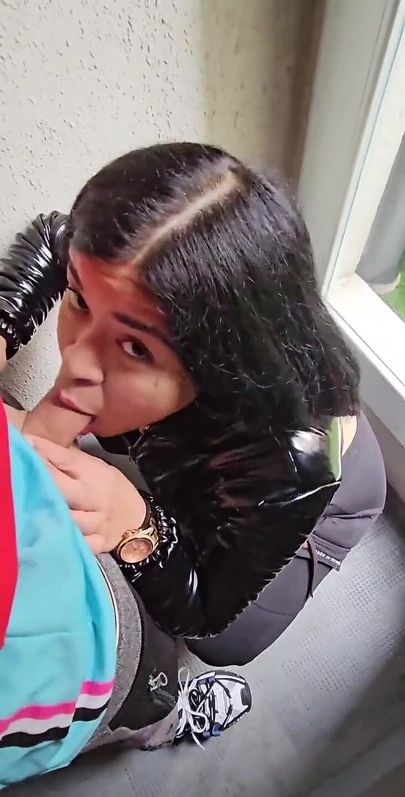 Orta yaşlı seksi kadın se toma mi leche a cambio de ayuda
