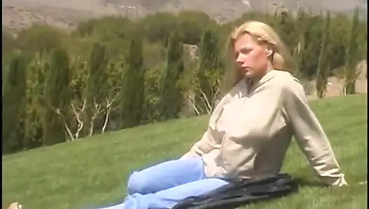 Sarışın ve esmer kızlar uzun ön sevişmeden sonra meme uçlarını emiyor ve amcıklarını yalıyor