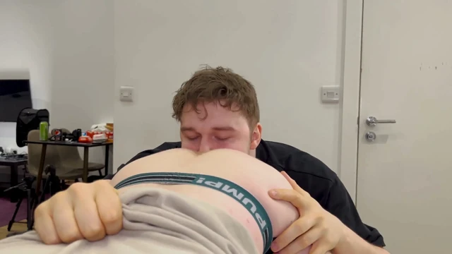 Ginger Twinks ilk kez büyük yaraklı üstte