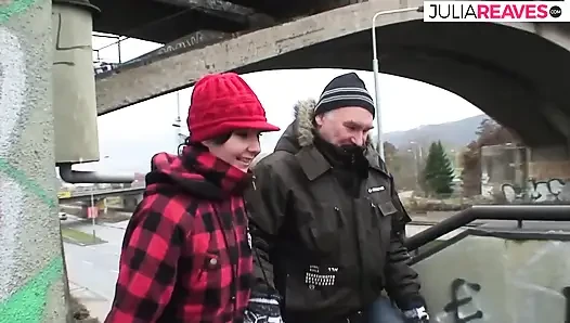 Azgın hatun ayak yolu boyunca sert sikildikten sonra göğüslerine boşalıyor
