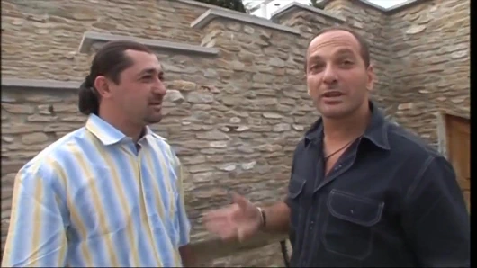 Çarpıcı sürtük götünü sikiyor ve çifte penetrasyonla sikiliyor