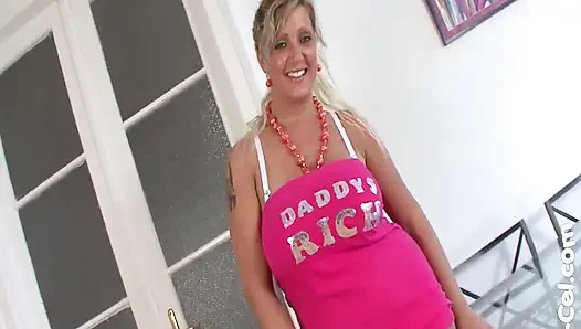 Macar ateşli cynthia büyük göğüslerini cel'e siktiriyor