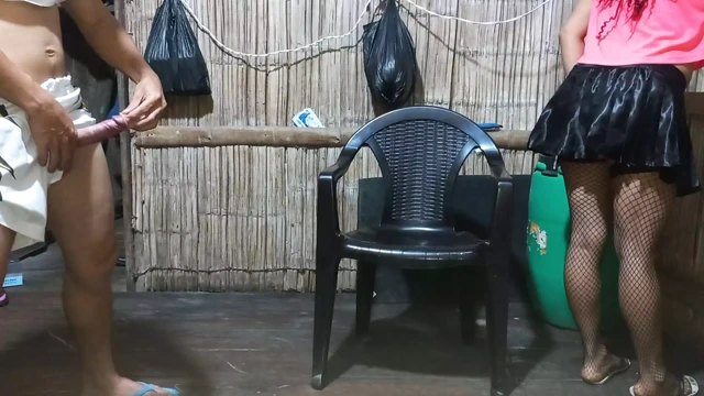 Üvey anne sırt üzerinde duruyor ve kahverengi kalçalarına lezzetli bir okşama yapıyorum