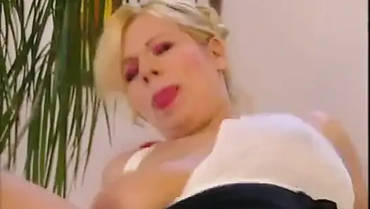 Azgın orta yaşlı seksi kadın genç yarağı sikiyor