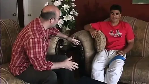 Adam seksi bir sarışını yalıyor ve parmaklıyor ve sonra ona kanepede biniyor