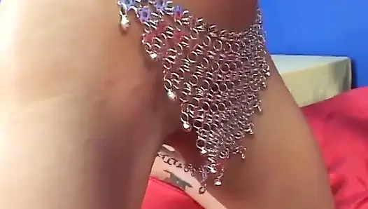 Dövmeli esmer yarakla sikişiyor ve bolca döl alıyor