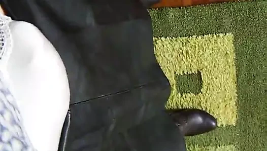 Saten külot, deri etek ve çizmeler.