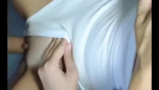 Flaquita con la vagina llena de leche