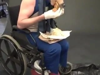 Aşırı fetiş - tekerlekli sandalyede sonik biber yemek