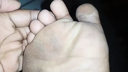 Sevimli ateşli kız 18+ tüm varlıklarınız karşılığında temiz yalamak için pis ayaklarıyla sizi kutsar.