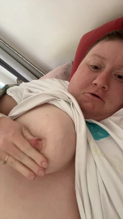 Göğüslerimle oynuyorum