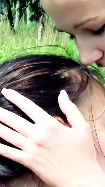 Падающий по челюсти момент из "первого лесбийского секса крошечной роликовой девушки на улице после колледжа"