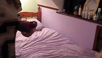 Şişman götlü sürtük kendini sikiyor