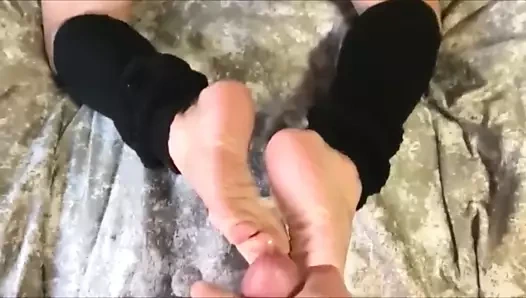 O sikikleri benim horoz ile sıcak ayaklar ve ben boşalmak üzerinde onları