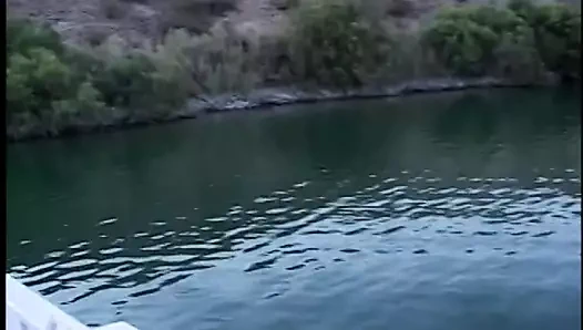 Damızlık seksi sarışın eğilir ve açık havada çabalayan köpek stili verir