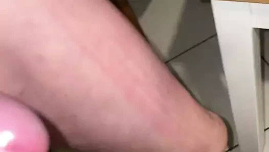 Ist das so geil nackt mit steifem Schwanz rum zu laufen