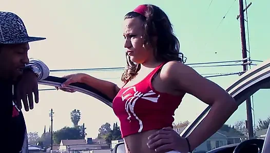 Koca sikli zenci adam yarağını genç ve azgın amının derinliklerine sokuyor