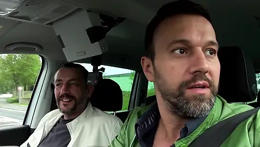 Büyük götlü dövmeli piliç arabada sikiliyor