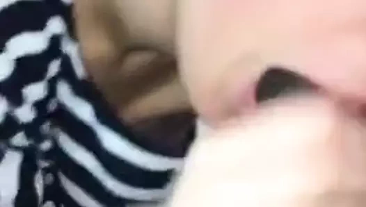 Beyaz kız döl emiyor