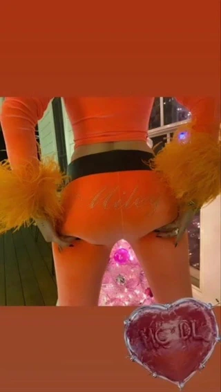 Miley cyrus - büyük kıçını gösteren eğilme