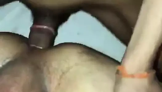 Petite ladyboy 3some, beni beceriyor ve emiliyor.