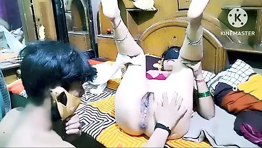 Hintli ev hanımı çok sevimli seksi bayan olmuştur ve seks keyfi