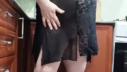 Kız arkadaş mutfakta oyuncaklarla mastürbasyon yapıyor