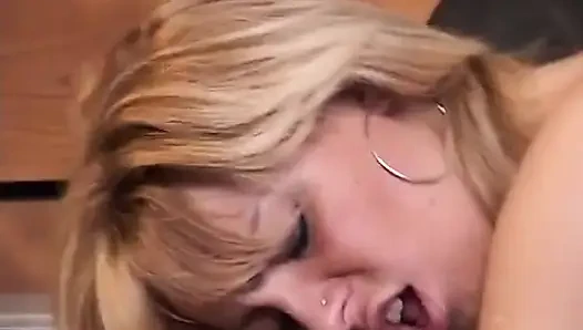 İç çamaşırlı seksi olgun büyük götünü sert siktiriyor ve göğüslerine boşaltıyor